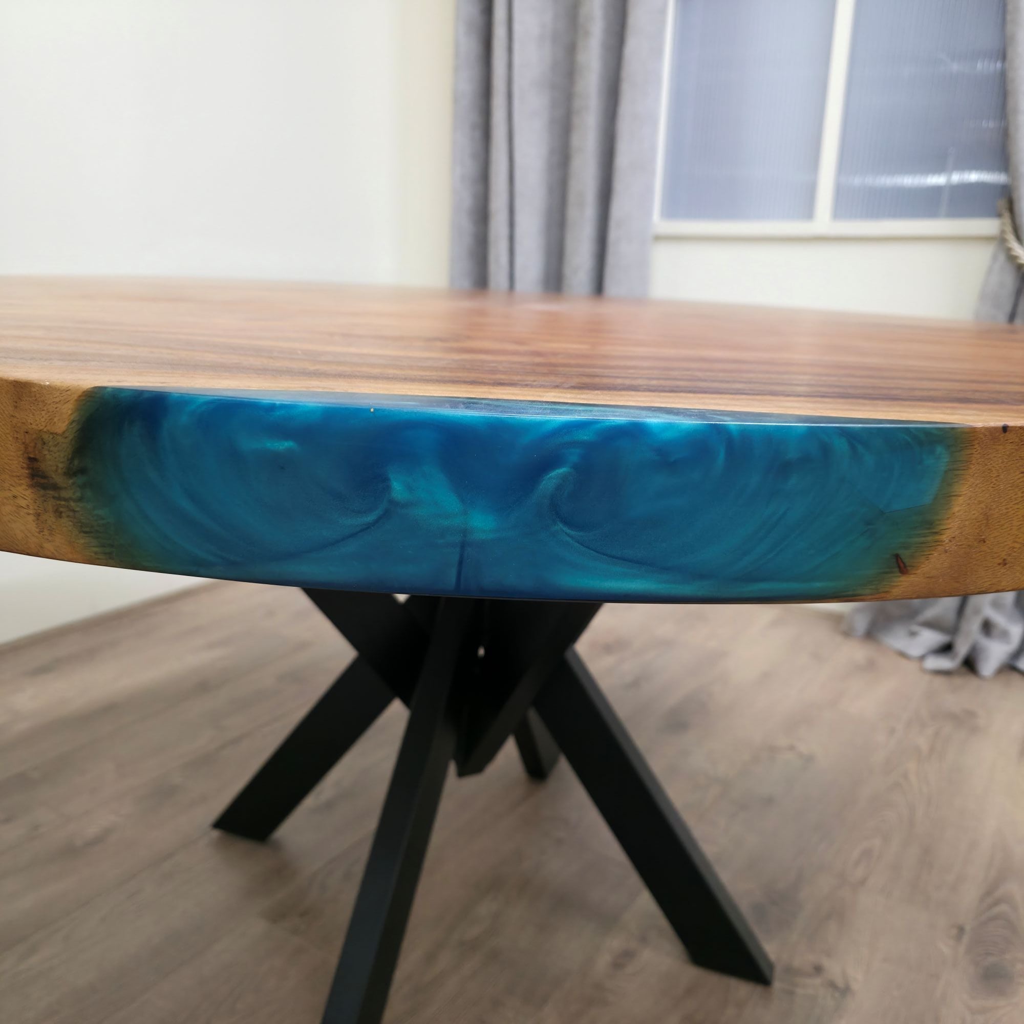 Tavolo da pranzo rotondo in noce indiano orientale con bordo vivo in resina blu da 136 cm