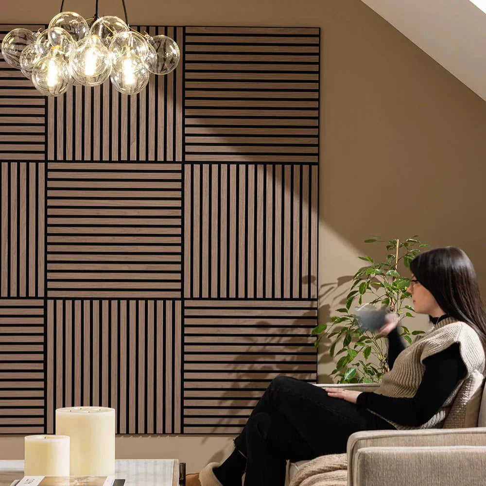 Confezione da 4 pannelli acustici quadrati in legno 600 mm x 600 mm con 1 adesivo in omaggio
