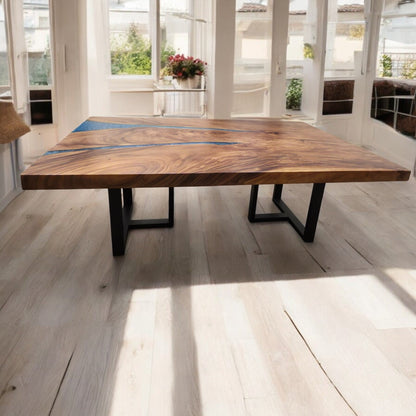 Tavolo da pranzo 210cm x 145cm in noce indiano orientale con bordo vivo e resina blu
