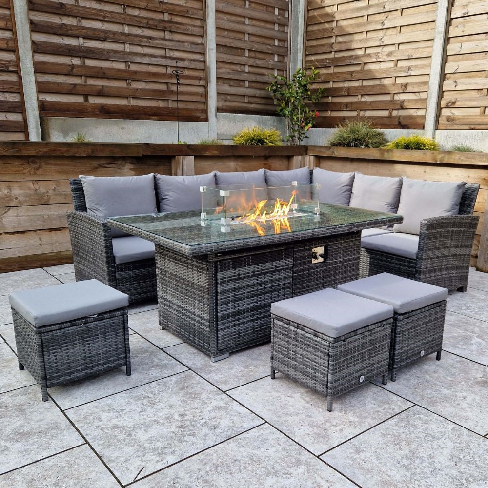 Divano angolare e sgabelli da giardino in rattan Windsor con braciere